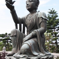 Mehrere Bodhisattvas umgeben den großen Buddha