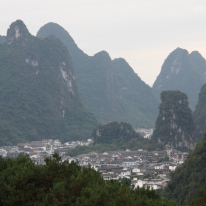 Yangshuo: die Stadt ist um die Berge herumgewachsen