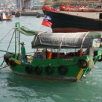 Fischer mit Sampan-Boot