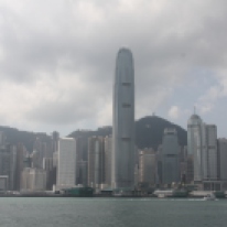 Überfahrt zu Hongkong Island, rechts hinten der Peak
